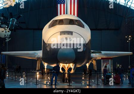 WASHINGTON DC, États-Unis — la navette spatiale Enterprise exposée au musée national de l'air et de l'espace Smithsonian. Ce vaisseau spatial historique, le premier orbiteur du programme de la navette spatiale, a servi de véhicule d'essai et a ouvert la voie à de futures navettes opérationnelles. L'Enterprise a depuis été remplacé dans le musée par la navette spatiale Discovery. Banque D'Images