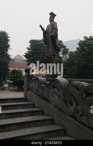 Statue de Ly Thai To Hanoï Vietnam | HANOÏ, Vietnam — La statue de l'empereur Lý Thái Tổ (974–1028), fondateur de la dynastie Lý, se dresse près du Quartier Ancien. Le monument commémore le souverain qui a déplacé la capitale du Vietnam de Hoa Lư à Thăng Long — l'actuel Hanoï — en 1010, un acte qui a établi la colonie commerciale et artisanale à l'est de la nouvelle Citadelle et qui évoluerait vers les rues des guildes du Quartier Ancien. Banque D'Images