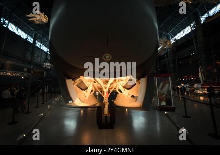 CHANTILLY, Virginie, États-Unis — le train d'atterrissage avant de la navette spatiale Enterprise de la NASA exposé au Smithsonian National Air and Space Banque D'Images