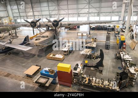 Un grand avion amphibie en cours de restauration dans le hangar de restauration Mary Baker Engen au musée national de l'air et de l'espace du Smithsonian's National Air and Space Museum Udvar-Ha Banque D'Images