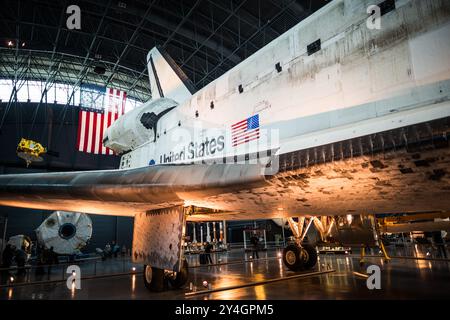 Vue latérale de la découverte au musée de l'Air et de l'espace Smithsonian. La navette spatiale Discovery déclassée est exposée en permanence dans le James S. Banque D'Images