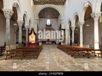 La façade de la cathédrale romane d'Otrante. La basilique catholique date du XIe siècle et se trouve à Otrante, dans les Pouilles, en Italie. Banque D'Images