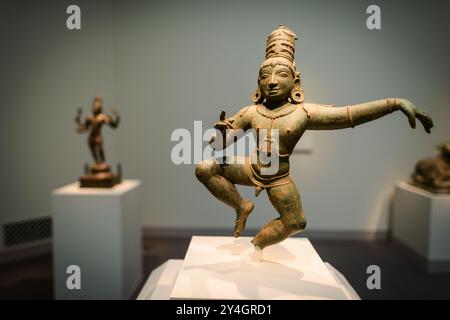 WASHINGTON DC, États-Unis — Une statue en bronze du XIIe siècle de l'enfant-saint Sambandar originaire d'Inde, exposée à la Freer Gallery of Art de Washington DC. Cette exquise sculpture de la dynastie Chola représente le jeune saint Shaivite, mettant en valeur les techniques sophistiquées de moulage en bronze et l'iconographie religieuse de l'Inde du Sud médiévale. Banque D'Images