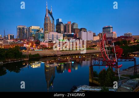 Horizon de Nashville au crépuscule avec vue aérienne du bâtiment Batman Banque D'Images