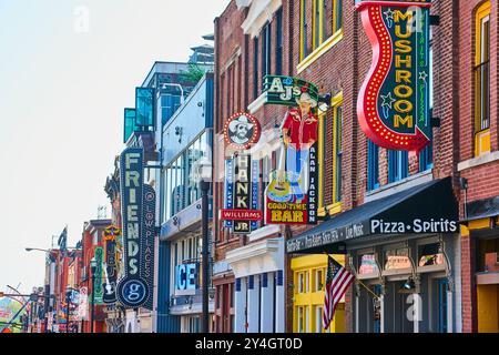 Panneaux de néon et bars sur Broadway Street Nashville Street Level View Banque D'Images