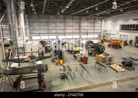 Restauration des avions Udvar-Hazy Center Chantilly Virginie // CHANTILLY, Virginie, États-Unis — les avions historiques démontés subissent une restauration dans le hangar de restauration Mary Baker Engen au Steven F. Udvar-Hazy Center de Smithsonian. L'installation spécialisée permet aux restaurateurs d'effectuer des travaux de préservation détaillés sur les artefacts de l'aviation. Le public peut observer les projets de restauration en cours à travers les murs d'observation en verre du hangar. Banque D'Images