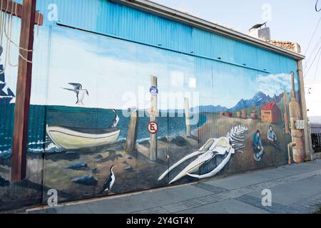 Grandes peintures murales rendant hommage à l'histoire maritime de la ville sur des bâtiments sur le front de mer de Punta Arenas, Chili. La ville est le plus grand sout Banque D'Images