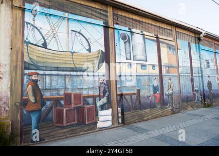 Grandes peintures murales rendant hommage à l'histoire maritime de la ville sur des bâtiments sur le front de mer de Punta Arenas, Chili. La ville est le plus grand sout Banque D'Images