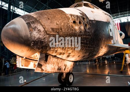 Navette spatiale Discovery Centre Udvar-Hazy Chantilly Virginie // CHANTILLY, Virginie — la navette spatiale Discovery est exposée au Steven F. Udvar-Hazy Center, qui fait partie du Musée national de l'Air et de l'espace Smithsonian. Discovery a effectué 39 missions entre 1984 et 2011, ce qui en fait l'orbiteur le plus utilisé de la NASA dans le programme de la navette spatiale. Le vaisseau spatial a déployé le télescope spatial Hubble, a participé à la construction de la Station spatiale internationale et a mené de nombreuses missions scientifiques au cours de sa carrière opérationnelle. Le Steven F. Udvar-Hazy Center, ouvert en 2003, abrite la collégiale du musée Banque D'Images