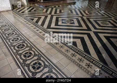 Certains des carreaux ornés et distinctifs sur le sol de la cathédrale métropolitaine de Santiago (Catedral Metropolitana de Santiago) dans le coeur de Banque D'Images