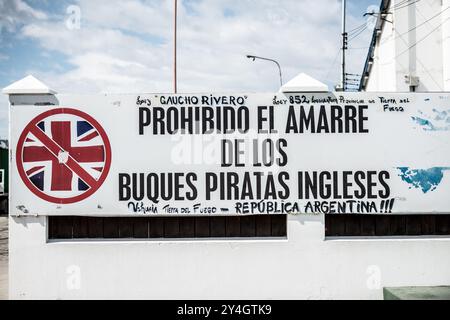 Un panneau anti-britannique dans le port d'Ushuaia avertissant contre les "pirates" britanniques. Le sentiment remonte au conflit de 1982 entre la Grande-Bretagne et l'Argentine o Banque D'Images
