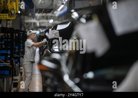 Wuhan, province chinoise du Hubei. 6 septembre 2024. Un ouvrier travaille sur une chaîne de montage de Dongfeng Motor Corporation à Wuhan, dans la province du Hubei en Chine centrale, le 6 septembre 2024. Crédit : Wu Zhizun/Xinhua/Alamy Live News Banque D'Images