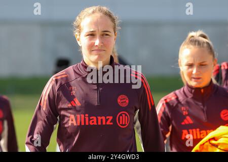 Sydney Lohmann (FC Bayern Muenchen, 12) auf dem Weg zum Trainingsplatz, Oeffentliches Training. FC Bayern Muenchen Frauen, Fussball, saison 24/25, 18.09.2024, Foto : Eibner-Pressefoto/Jenni Maul Banque D'Images