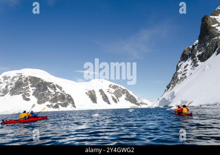 ÎLE de CUVERVILLE, Antarctique — les kayakistes s'arrêtent pour admirer les paysages à couper le souffle par une journée ensoleillée et claire à l'île de Cuverville sur la péninsule antarctique Banque D'Images