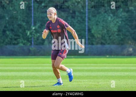 Pernille Harder (FC Bayern Muenchen, 21 ans) beim Training, Oeffentliches Training. FC Bayern Muenchen Frauen, Fussball, saison 24/25, 18.09.2024, Foto : Eibner-Pressefoto/Jenni Maul Banque D'Images