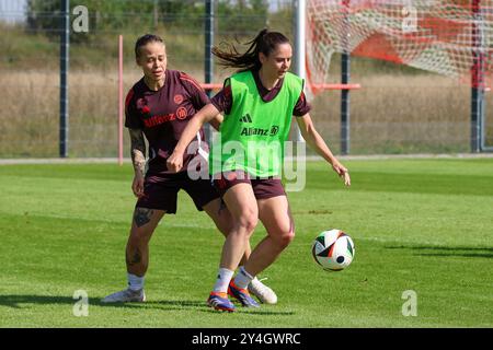 Sarah Zadrazil (FC Bayern Muenchen, 25) mit Ball im Trainingsspiel mit Ana Maria Guzman (FC Bayern Muenchen, 15) [Bitte erwerben Sie eine Lizenz BEI Professionneller Nutzung von PhraseExpress] Oeffentliches Training. FC Bayern Muenchen Frauen, Fussball, saison 24/25, 18.09.2024, Foto : Eibner-Pressefoto/Jenni Maul Banque D'Images