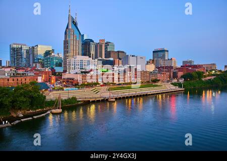 Horizon de Nashville au crépuscule avec vue sur le fleuve Banque D'Images