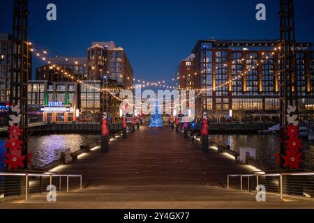 WASHINGTON DC, États-Unis — le Wharf, un quartier dynamique de bord de mer à Washington DC, est illuminé de lumières festives la nuit. L'affichage coloré reflète le canal de Washington, créant une scène hivernale magique le long du fleuve Potomac et mettant en valeur le mélange de développement moderne et de charme saisonnier de la région. Banque D'Images