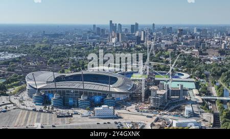 Manchester, Royaume-Uni. 18 septembre 2024. Vue aérienne du stade Etihad, rétrécissement du nouveau stand et de la ville de Manchester en arrière-plan lors du match par étapes de la ligue de l'UEFA Champions League Manchester City vs Inter Milan au stade Etihad, Manchester, Royaume-Uni, le 18 septembre 2024 (photo Mark Cosgrove/News images) à Manchester, Royaume-Uni, le 18/09/2024. (Photo de Mark Cosgrove/News images/SIPA USA) crédit : SIPA USA/Alamy Live News Banque D'Images