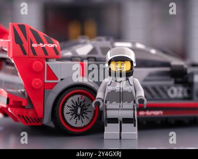 Tambov, Fédération de Russie - 24 juin 2024 pilote de voiture de course Lego Audi S1 E-tron Quattro près de sa voiture. Champions de vitesse LEGO Banque D'Images