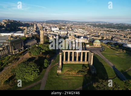 Vue aérienne par drone du monument national, du monument Nelson et de l'observatoire de la ville de Canton Hill, Édimbourg, Écosse. Banque D'Images