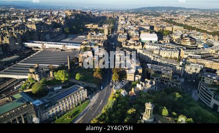 Vue aérienne de Calton Hill, St Andrews House et du centre-ville d'Édimbourg, Écosse Banque D'Images