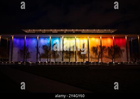 WASHINGTON DC, États-Unis — le John F. Kennedy Center for the Performing Arts est illuminé de lumières arc-en-ciel vibrantes à l'extérieur pour célébrer les honneurs du Kennedy Center. Cette exposition annuelle transforme l'emblématique bâtiment en marbre blanc en un phare coloré le long du fleuve Potomac, mettant en valeur la prestigieuse cérémonie de remise des prix artistiques. Banque D'Images