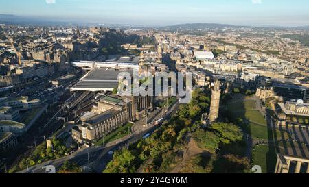 Vue aérienne de Calton Hill, St Andrews House et du centre-ville d'Édimbourg, Écosse Banque D'Images