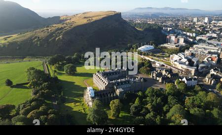 Vue aérienne du palais de Holyrood House et du Parlement écossais, Holyrood, Édimbourg, Écosse Banque D'Images