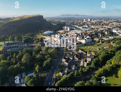 Vue aérienne du palais de Holyrood House et du Parlement écossais, Holyrood, Édimbourg, Écosse Banque D'Images