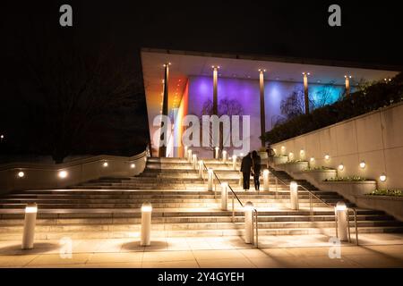 WASHINGTON DC, États-Unis — le John F. Kennedy Center for the Performing Arts est illuminé de lumières arc-en-ciel vibrantes à l'extérieur pour célébrer les honneurs du Kennedy Center. Cette exposition annuelle transforme l'emblématique bâtiment en marbre blanc en un phare coloré le long du fleuve Potomac, mettant en valeur la prestigieuse cérémonie de remise des prix artistiques. Banque D'Images