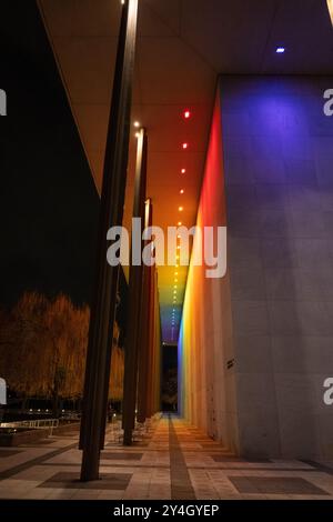 WASHINGTON DC, États-Unis — le John F. Kennedy Center for the Performing Arts est illuminé de lumières arc-en-ciel vibrantes à l'extérieur pour célébrer les honneurs du Kennedy Center. Cette exposition annuelle transforme l'emblématique bâtiment en marbre blanc en un phare coloré le long du fleuve Potomac, mettant en valeur la prestigieuse cérémonie de remise des prix artistiques. Banque D'Images