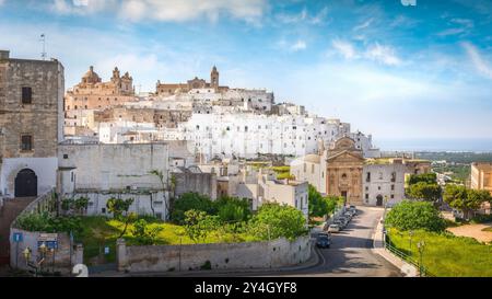 Ville blanche d'Ostuni, Brindisi, Pouilles skyline le sud de l'Italie. L'Europe. Banque D'Images