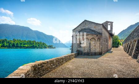 Église San Giacomo Eglise le long des rives du lac de Côme. Ossuccio Tremezzina village. Italie, Europe. Banque D'Images