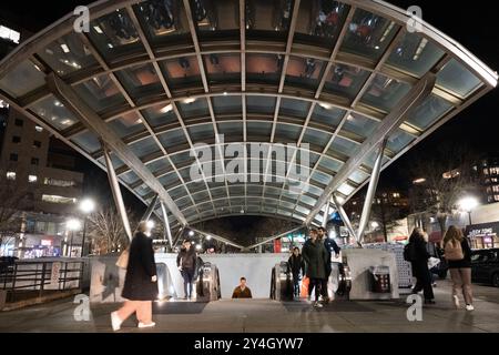 ARLINGTON, Virginie — L'entrée illuminée de la station de métro Clarendon met en valeur l'architecture distinctive du réseau de métro de Washington la nuit. Située au cœur du quartier Clarendon, cette station Orange Line sert de plaque tournante de transport en commun. Le design moderne et l'éclairage de l'entrée créent une présence frappante dans le paysage urbain. Banque D'Images