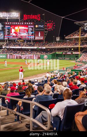 WASHINGTON, DC, États-Unis — Une vue depuis les tribunes derrière la maison lors d'un match de baseball nocturne au Nationals Park entre les Nationals de Washington et les Cardinals Louis. Les lumières du stade éclairent le terrain tandis que les fans regardent l'action de la MLB sous le ciel nocturne. Banque D'Images