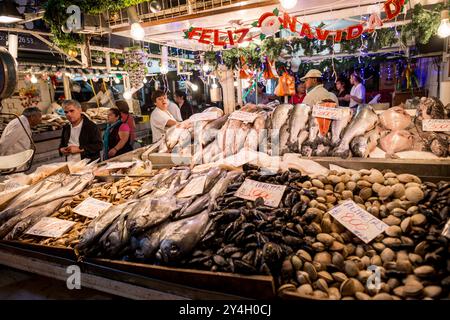 SANTIAGO, Chili — poisson frais et fruits de mer en vente au Mercado Central de Santiago, le marché central animé du Chili connu pour ses fruits de mer, un aliment de base de la cuisine chilienne. Le marché historique est abrité sous un toit en fonte orné, offrant une atmosphère vibrante aux habitants et aux touristes pour explorer les riches traditions culinaires du Chili. Banque D'Images