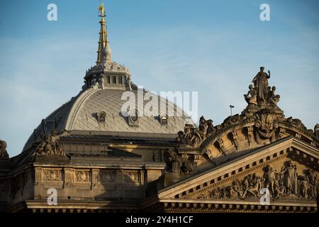 BRUXELLES, Belgique — le bâtiment de la Bourse de Bruxelles (Bourse de Bruxelles/Beurs van Brussel) présente des styles architecturaux élaborés de la néo-Renaissance et du second Empire. Construite entre 1868 et 1873, la structure présente des œuvres sculpturales ornées d'artistes renommés, dont Auguste Rodin. Cette institution financière historique témoigne de la grandeur architecturale belge du XIXe siècle. Banque D'Images