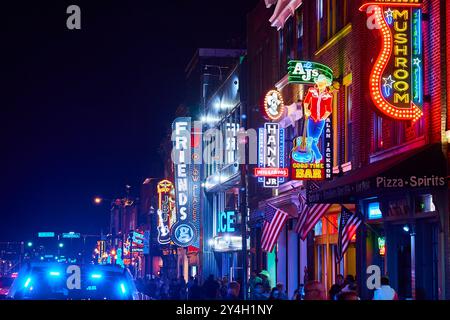 Vie nocturne au néon sur Broadway Nashville Eye-Level Street View Banque D'Images