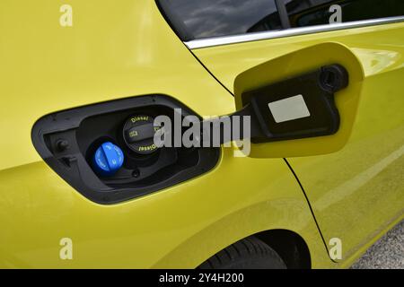 Couvercle de réservoir de carburant en plastique sur une voiture particulière Banque D'Images