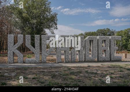 Yevhen Vasyliev / le Pictorium - Kurakhove, région de Donetsk, Ukraine. - 13/09/2024 - Ukraine / région de Donetsk / Kourakhove - avant l'invasion à grande échelle de l'occupant russe, la ville comptait plus de 18 000 habitants. En juin 2024, il ne restait plus que 3 000 résidents dans la colonie. Maintenant, les rues de Kurakhove semblent vides, et les bâtiments résidentiels et administratifs sont endommagés par les obus d'artillerie que l'armée russe bombarde la ville tous les jours. Hier, la distance à la ligne de front de la place centrale de la ville était de 12 km, et aujourd'hui elle est de 10 km Banque D'Images