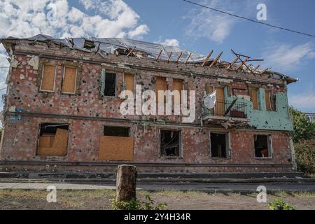 Yevhen Vasyliev / le Pictorium - Kurakhove, région de Donetsk, Ukraine. - 13/09/2024 - Ukraine / région de Donetsk / Kourakhove - avant l'invasion à grande échelle de l'occupant russe, la ville comptait plus de 18 000 habitants. En juin 2024, il ne restait plus que 3 000 résidents dans la colonie. Maintenant, les rues de Kurakhove semblent vides, et les bâtiments résidentiels et administratifs sont endommagés par les obus d'artillerie que l'armée russe bombarde la ville tous les jours. Hier, la distance à la ligne de front de la place centrale de la ville était de 12 km, et aujourd'hui elle est de 10 km Banque D'Images