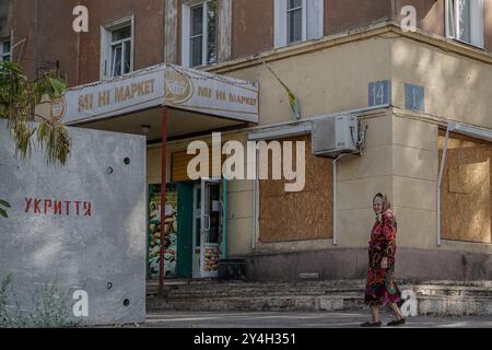 Yevhen Vasyliev / le Pictorium - Kurakhove, région de Donetsk, Ukraine. - 13/09/2024 - Ukraine / région de Donetsk / Kourakhove - avant l'invasion à grande échelle de l'occupant russe, la ville comptait plus de 18 000 habitants. En juin 2024, il ne restait plus que 3 000 résidents dans la colonie. Maintenant, les rues de Kurakhove semblent vides, et les bâtiments résidentiels et administratifs sont endommagés par les obus d'artillerie que l'armée russe bombarde la ville tous les jours. Hier, la distance à la ligne de front de la place centrale de la ville était de 12 km, et aujourd'hui elle est de 10 km Banque D'Images