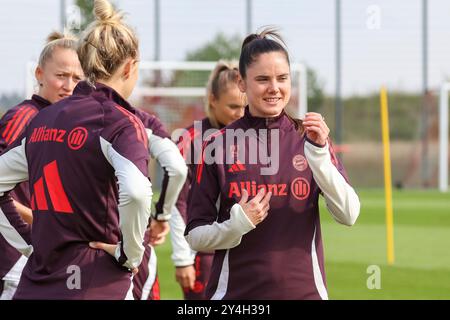 Muenchen, Deutschland. 18 septembre 2024. Sarah Zadrazil (FC Bayern Muenchen, 25), Oeffentliches Training. FC Bayern Muenchen Frauen, Fussball, saison 24/25, 18.09.2024, Foto : Eibner-Pressefoto/Jenni Maul crédit : dpa/Alamy Live News Banque D'Images