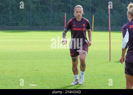 Muenchen, Deutschland. 18 septembre 2024. Ana Maria Guzman (FC Bayern Muenchen, 15 ans) formation beim, formation Oeffentliches. FC Bayern Muenchen Frauen, Fussball, saison 24/25, 18.09.2024, Foto : Eibner-Pressefoto/Jenni Maul crédit : dpa/Alamy Live News Banque D'Images