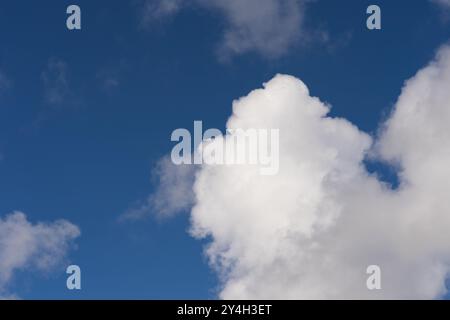 Fond de photo, texture, fond d'écran. Gros plan des nuages de Cumulus dans le ciel bleu. Banque D'Images