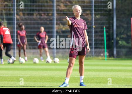 Muenchen, Deutschland. 18 septembre 2024. Pernille Harder (FC Bayern Muenchen, 21 ans) beim Training, Gesten, gestikulierend, Oeffentliches Training. FC Bayern Muenchen Frauen, Fussball, saison 24/25, 18.09.2024, Foto : Eibner-Pressefoto/Jenni Maul crédit : dpa/Alamy Live News Banque D'Images