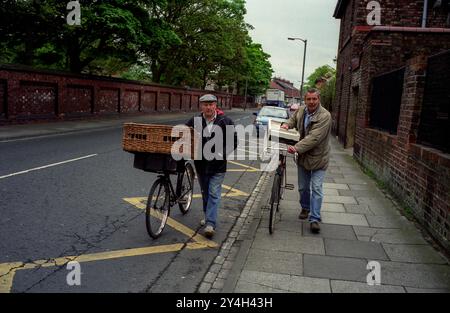 Harlepool North Yorkshire UK-Pigeon Fanciers 2001 deux moi poussent leurs vélos et pigeons de course dans des paniers pour la course. Banque D'Images