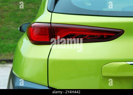 Les feux arrière d'une voiture de tourisme de luxe Banque D'Images