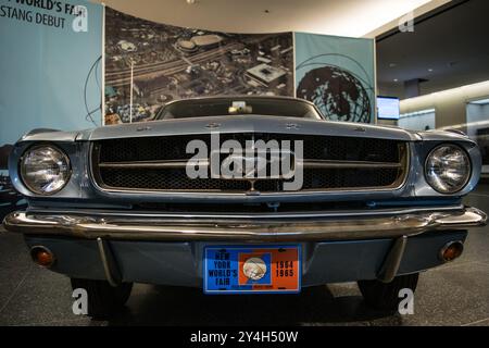 WASHINGTON, DC - 1964 Mustang dans l'exposition universelle de 1964. Le musée national Smithsonian d'histoire américaine se concentre sur la politique des États-Unis, donc Banque D'Images